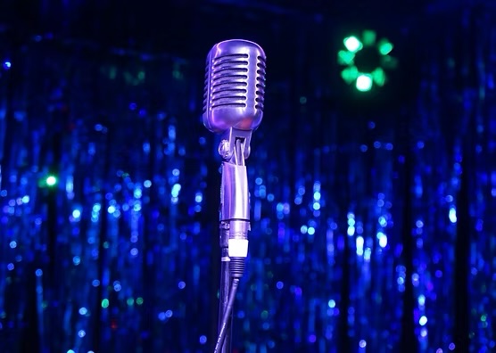 Cena con Karaoke para despedidas y fiestas Cena con Karaoke para despedidas y fiestas